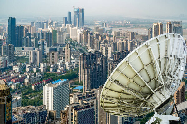 Спутниковая тарелка над городом
