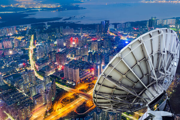 Спутниковая тарелка над городом
