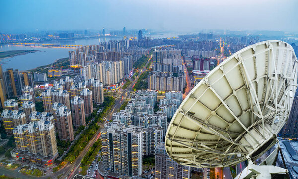 Спутниковая тарелка над городом
