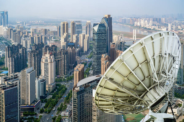 Спутниковая тарелка над городом
