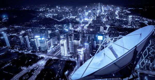 Приемник Спутникового Сигнала Над Городом — стоковое фото
