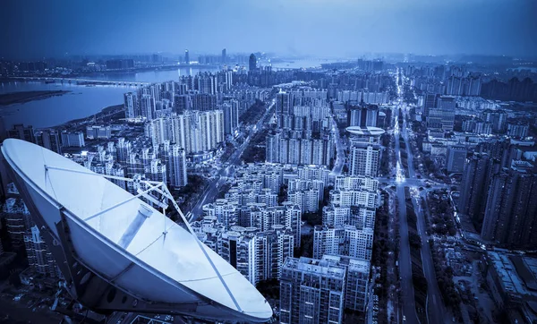 Una Antena Parabólica Sobre Ciudad — Foto de Stock