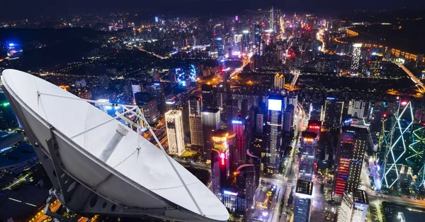 Şehrin Üstünde Bir Uydu Anteni — Stok fotoğraf