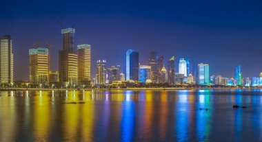 Qingdao 'nun güzel şehir gece manzarası.