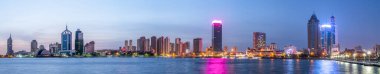 Qingdao 'daki kentsel mimari manzaranın silüeti.