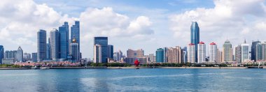 Qingdao 'nun güzel kıyı şeridi ve mimari toprakların ufuk çizgisi.