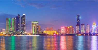 Qingdao şehir mimarisi gece ve ufuk çizgisi