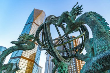 Qingdao şehir merkezi kare Çin heykel ejderhası ve gökyüzü hurdası.