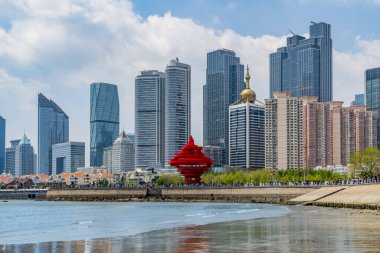 Qingdao Şehir Meydanı 'nın mimari manzarasının ufuk çizgisi.