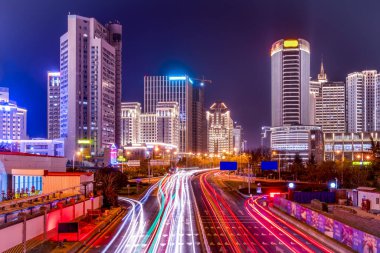 Qingdao şehir merkezinin mimari manzarası ve ışığı.