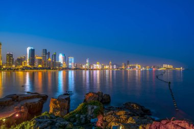 Qingdao 'nun güzel şehir gece manzarası.