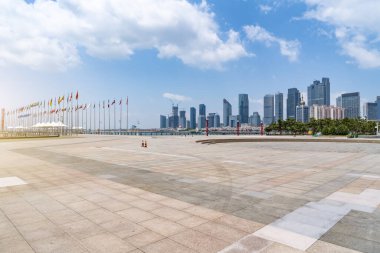 Qingdao Şehir Meydanı 'nın mimari manzarasının ufuk çizgisi.