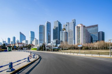 Qingdao şehir merkezi. Manzara ve yol.