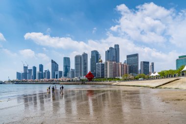 Qingdao Şehir Meydanı 'nın mimari manzarasının ufuk çizgisi.