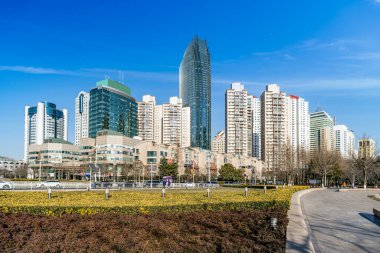 Qingdao şehir merkezi manzarası ve şehir silüeti.