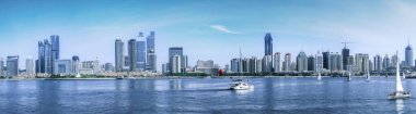 Qingdao 'daki kentsel mimari manzaranın silüeti.