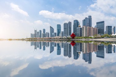 Qingdao Şehir Meydanı 'nın mimari manzarasının ufuk çizgisi.