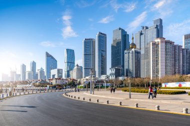 Qingdao şehir merkezi manzara ve yol kaldırımı