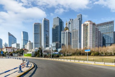 Qingdao şehir merkezi manzarası ve şehir silüeti.