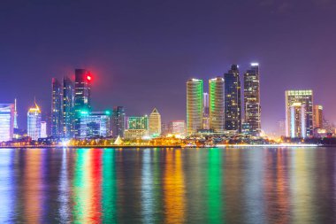 Kentsel mimari ve ufuk çizgisi gece görüşü