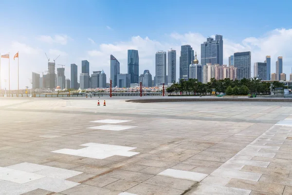 Qingdao Şehir Meydanı 'nın mimari manzarasının ufuk çizgisi.