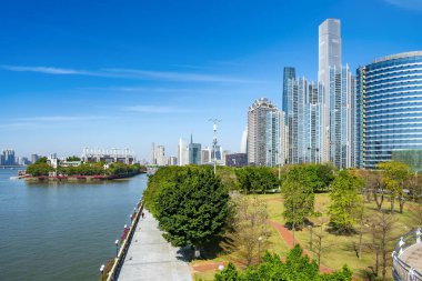 Şangay, Çin 'deki ticari binanın düşük açılı görüntüsü,