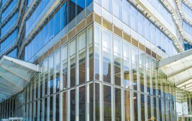 Modern Atılgan binasının girişi, yüz manzaralı.