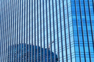 Şehir merkezinde gökdelen bina camları