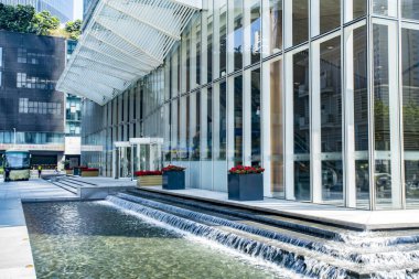 Modern Atılgan binasının girişi, yüz manzaralı.