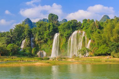 Çin 'deki Şelale manzarası