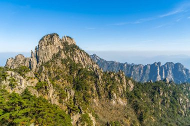 Huangshan Dağı dağ tepesi taşı ve çam ağacı.