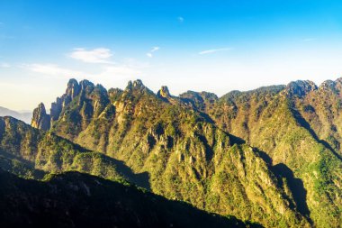 Huangshan Dağı dağ tepesi taşı ve çam ağacı.