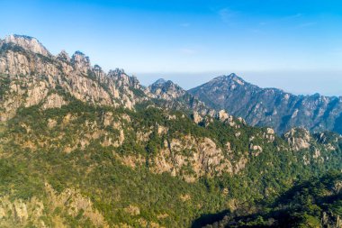 Huangshan Dağı dağ tepesi taşı ve çam ağacı.
