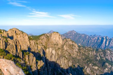 Huangshan Dağı dağ tepesi taşı ve çam ağacı.