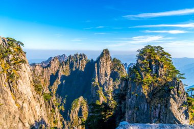 Huangshan Dağı dağ tepesi taşı ve çam ağacı.