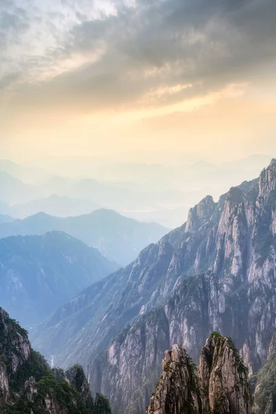 Huangshan Dağı 'nın güzel doğal manzarası.