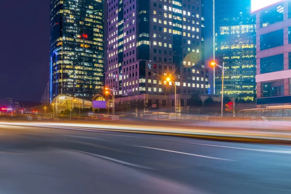 Het Avond Uitzicht Van Stad Straat Wazige Auto Lichten Luji — Stockfoto