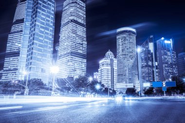 Shanghai 'da şehir yolu gece manzarası