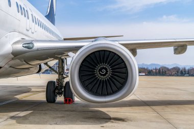 Pist önlüğündeki bir uçak.