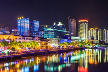 Şehir mimarisi gece manzarası