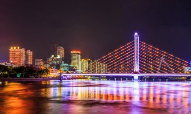 Şehir mimarisi gece manzarası