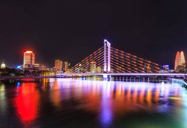 Şehir mimarisi gece manzarası