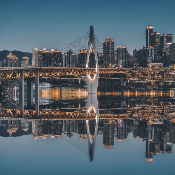 Ночной вид на городскую архитектуру и горизонт
