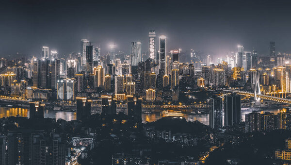 Ночной вид на городскую архитектуру и горизонт
