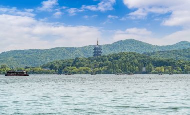 Güzel göl manzarası ve mimari manzarası 