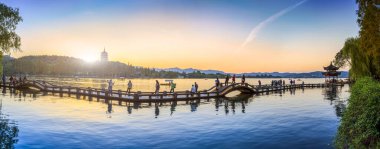 Hangzhou 'daki Batı Gölü bahçe binasının manzarası.
