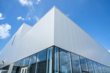 Modern fabrika deposu