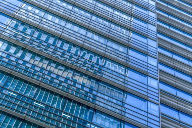 Gökdelenlerin alçak açılı mimari camları