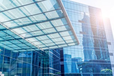 Gökdelenlerin alçak açılı mimari camları