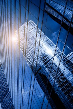 Gökdelenlerin alçak açılı mimari camları